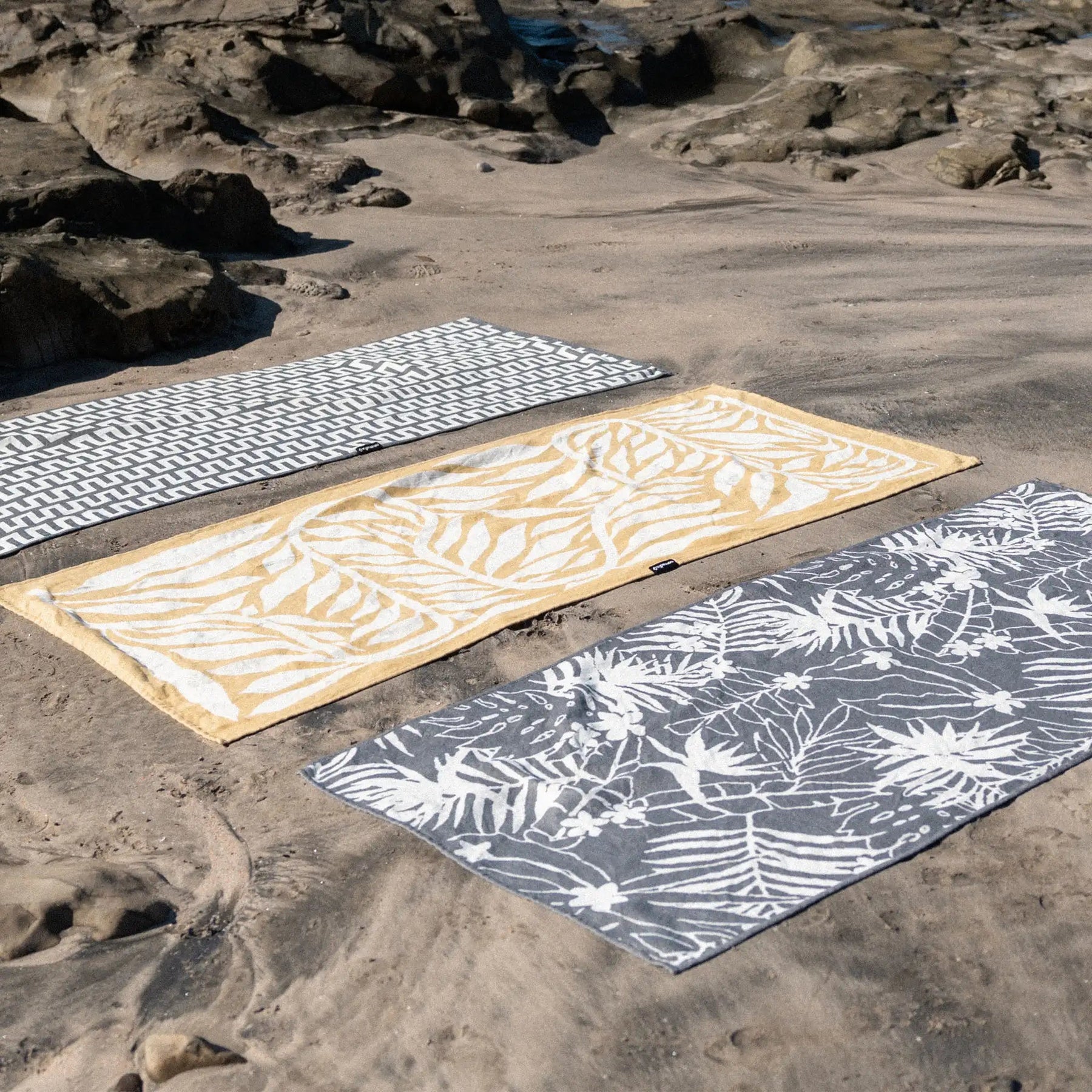 Organic Travel Towel: Retro Palms Black Nomadix