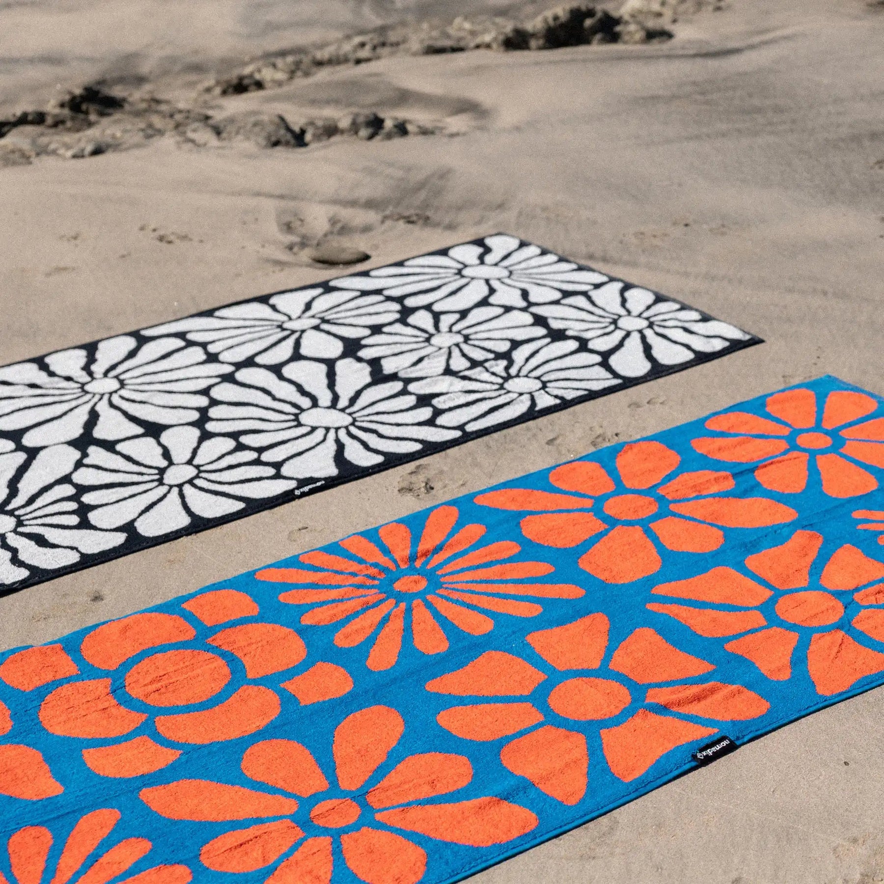 Organic Beach Towel: Lazy Daisy Black Nomadix