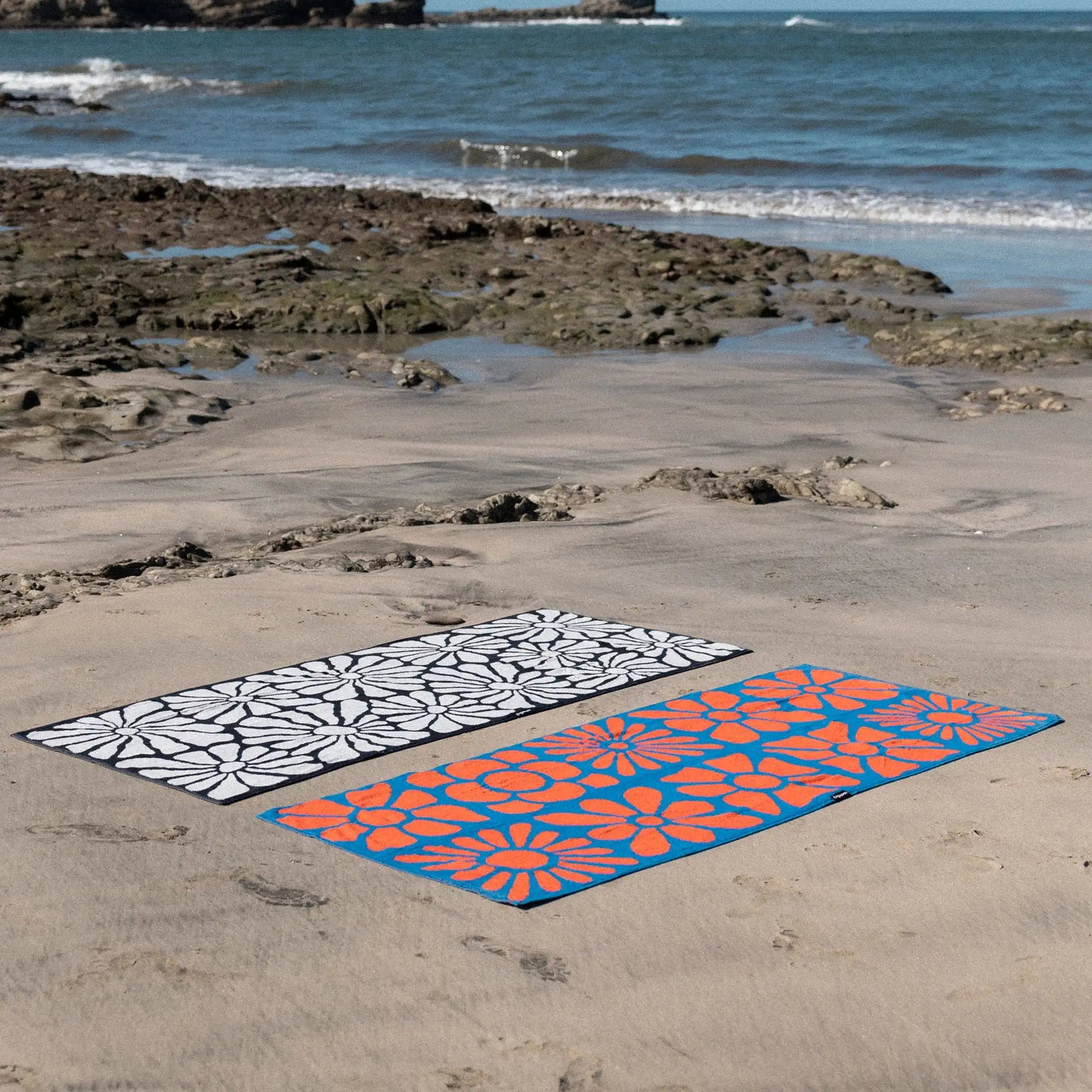 Organic Beach Towel: Lazy Daisy Black Nomadix