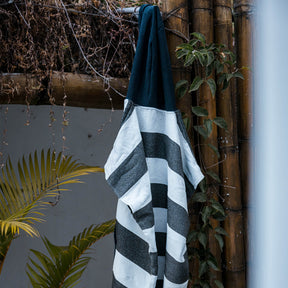Changing Poncho: Stripes Noll Black Nomadix