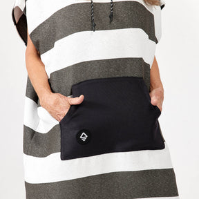 Changing Poncho: Stripes Noll Black Nomadix