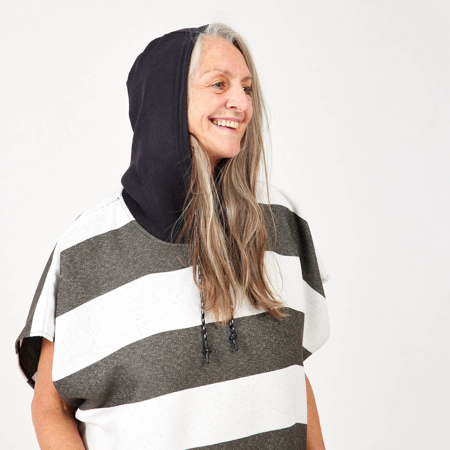 Changing Poncho: Stripes Noll Black Nomadix