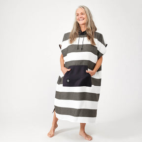 Changing Poncho: Stripes Noll Black Nomadix