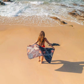 Ultralight Towel: Palms Night Nomadix